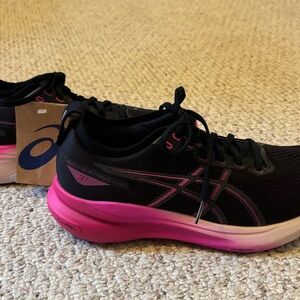 ASICS NWT Women’s running shoes, size 9 wide. Gel-Kayano 31, black & magenta